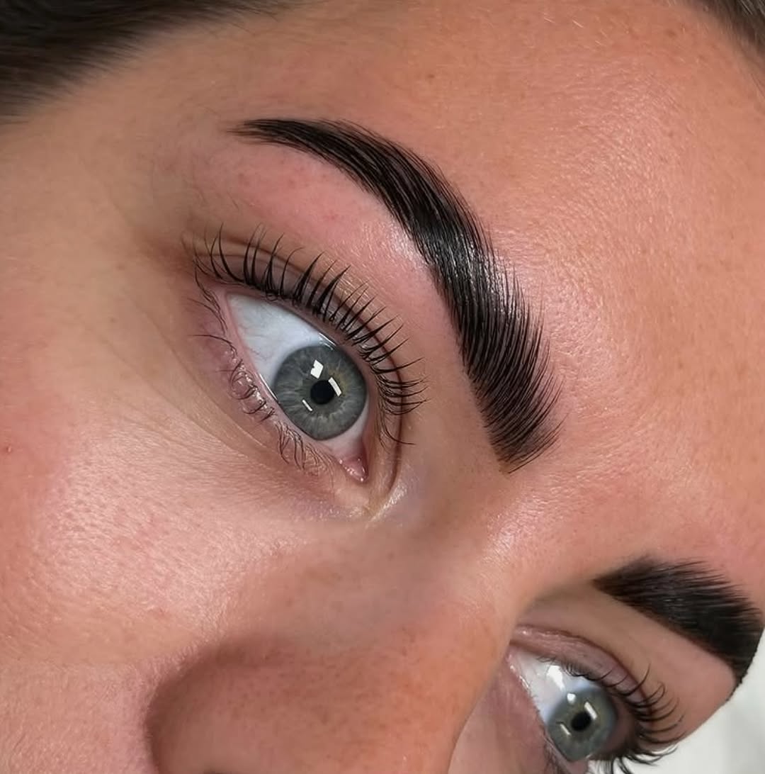 Resultado combinado de diseño de cejas y lifting de pestañas