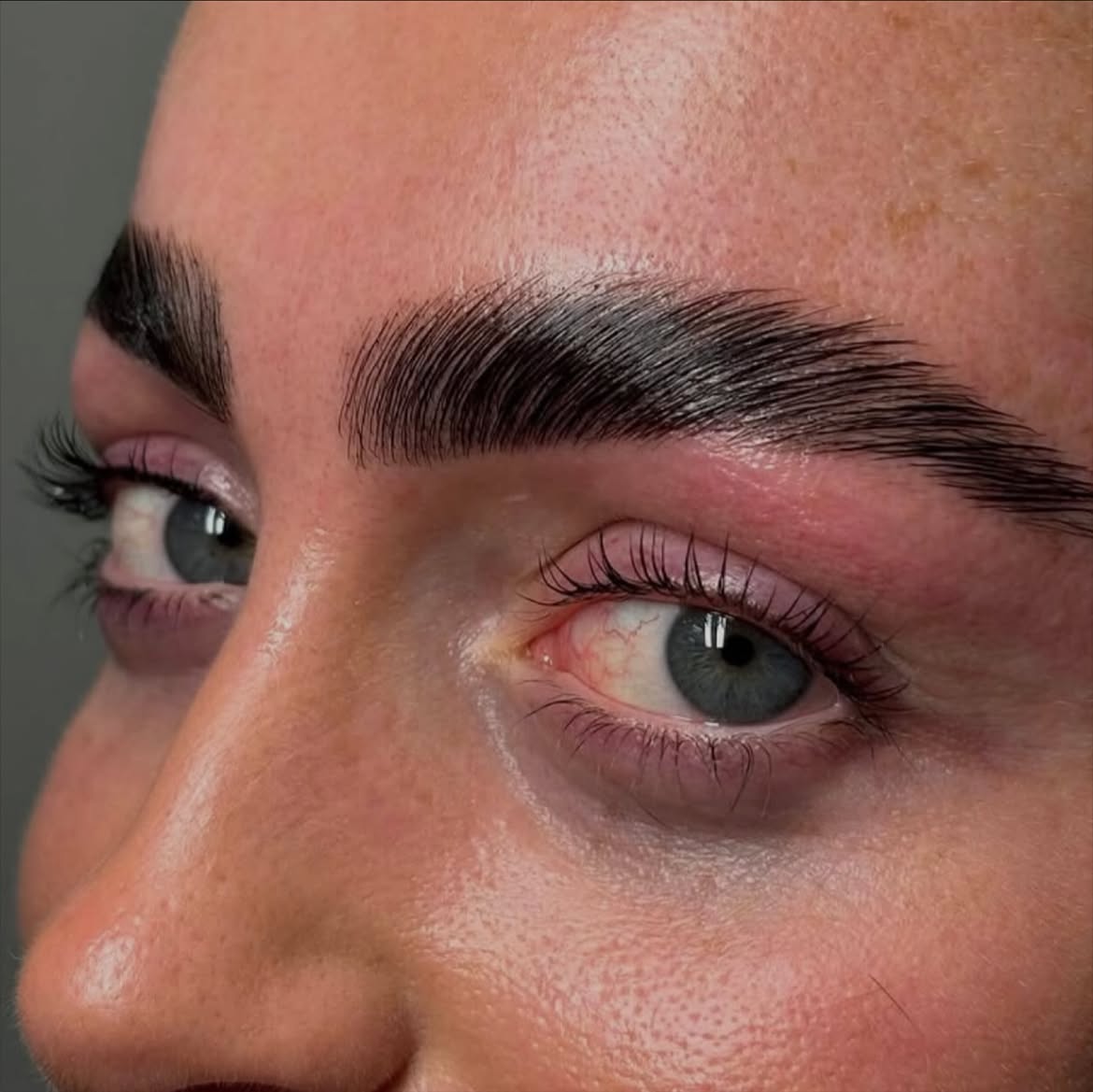 Resultado profesional de laminación y diseño de cejas